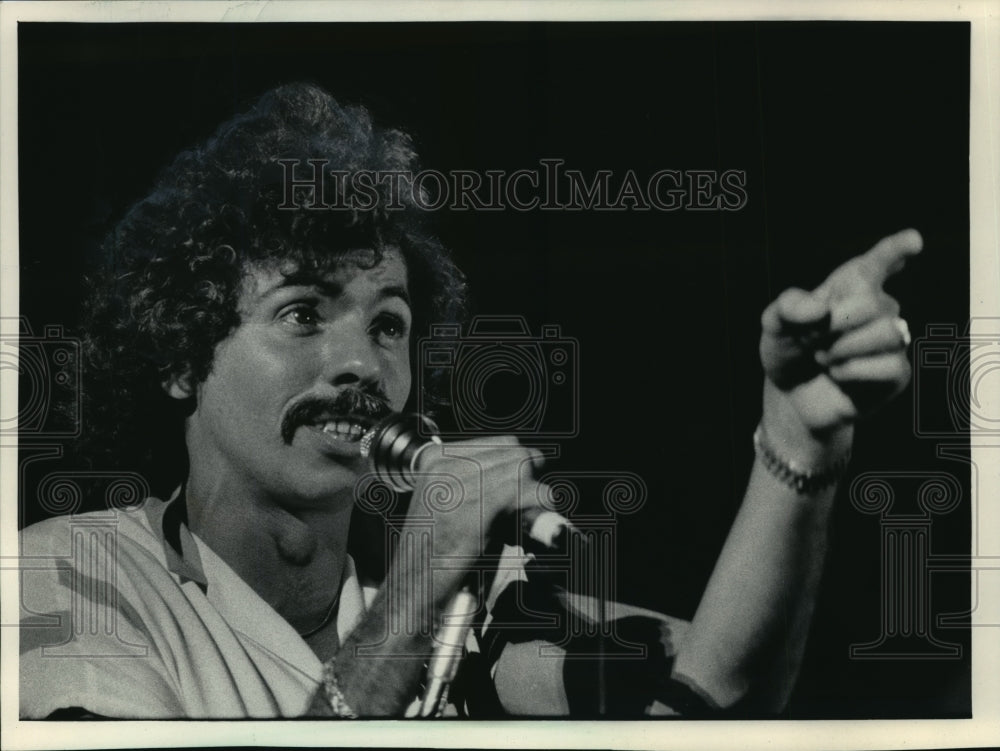 1984 Press Photo Tenor Joe Bonsall entertained the audience- Historic Images