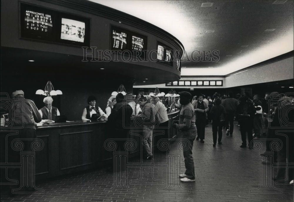 1989 Press Photo Horse Race Wagers at Arlington off track betting facility- Historic Images