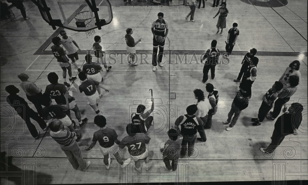 1984 Press Photo Randy Breuer, Milwaukee Bucks, with Special Olympics Athletes- Historic Images