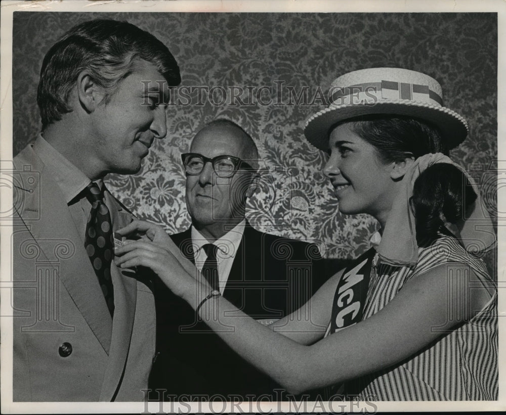 1968 Press Photo Harold Bostrom host to the McCarthy for President Campaign- Historic Images