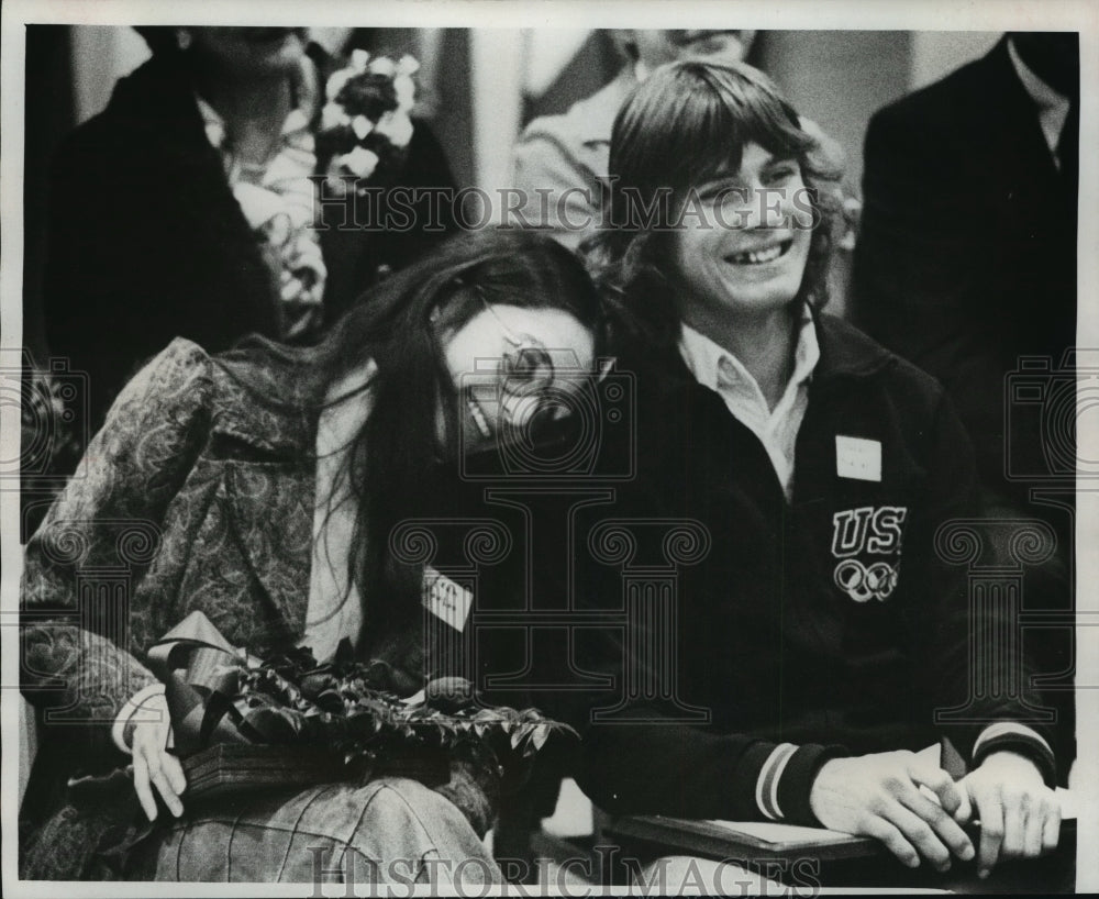 1976 Press Photo Peter Mueller and fiancee at welcome home celebration, Mequon- Historic Images