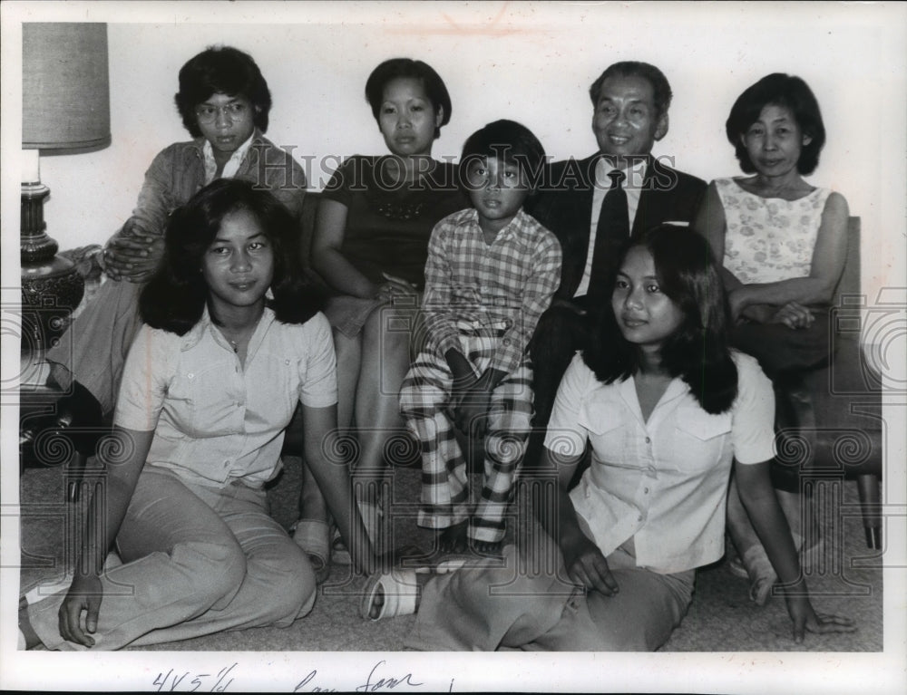 1976 Press Photo Members of the Cheng Family Sat For A Family Portrait- Historic Images