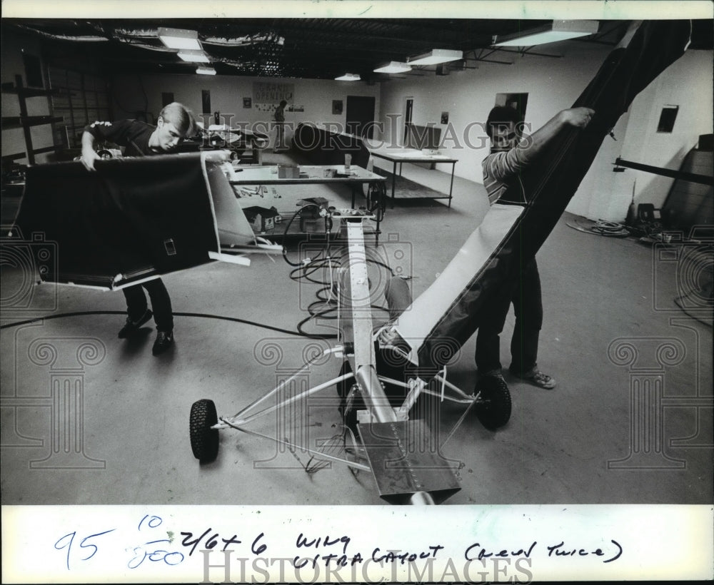 1982 Press Photo Men assemble an ultralight Tomcat at Midwest Microlights Inc- Historic Images