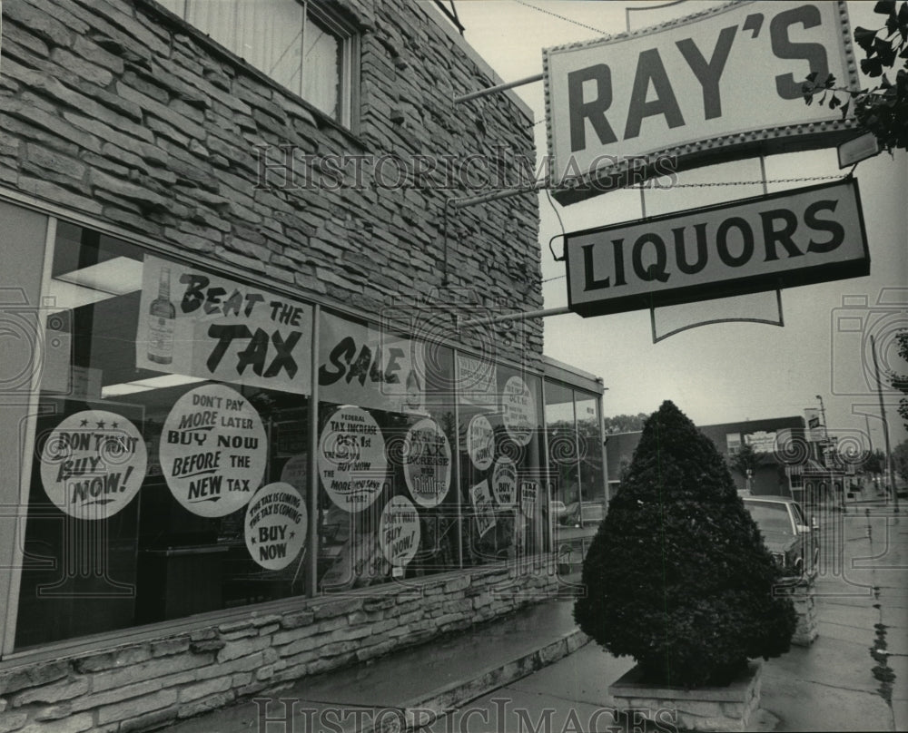 1985 Press Photo Liquor store, Ray&#39;s in Wauwatosa, encouraging to beat the tax- Historic Images