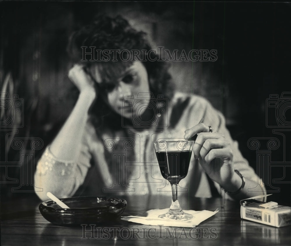 1987 Press Photo Adults may have trouble breaking a pattern of drinking & drugs- Historic Images