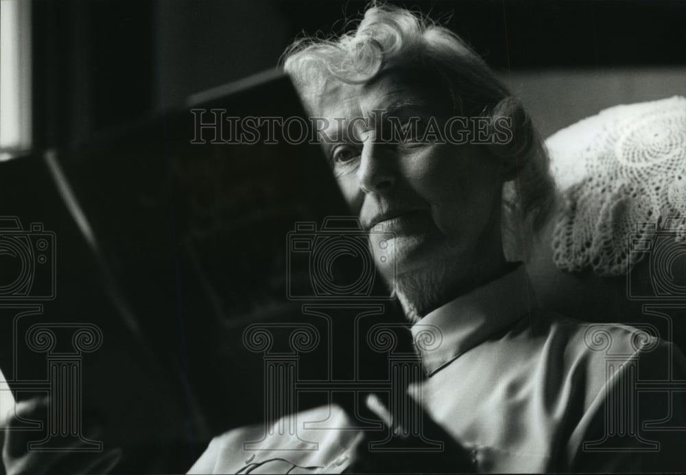 1990 Press Photo Vera Leuchter, Canadian Health Services Patient- Historic Images