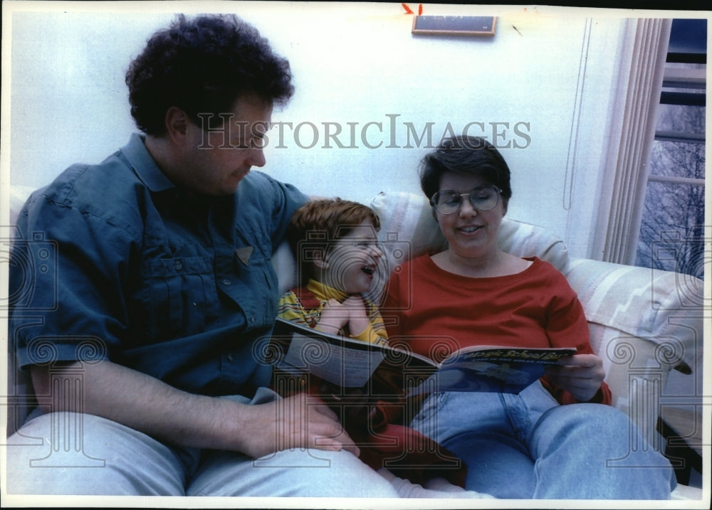 1993 Press Photo Dani Caldwell, Assistant County Corporation Counselor &amp; Family- Historic Images