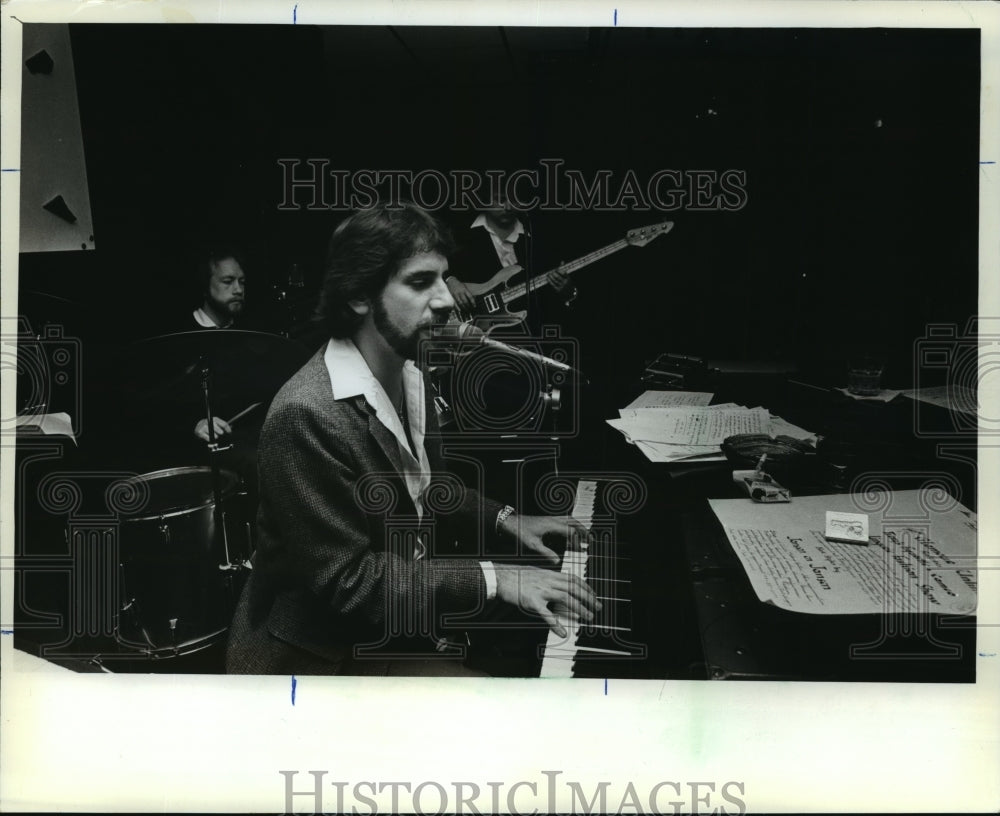 1982 Press Photo Singer-Keyboardist George Busateri Cooks at the Piano- Historic Images