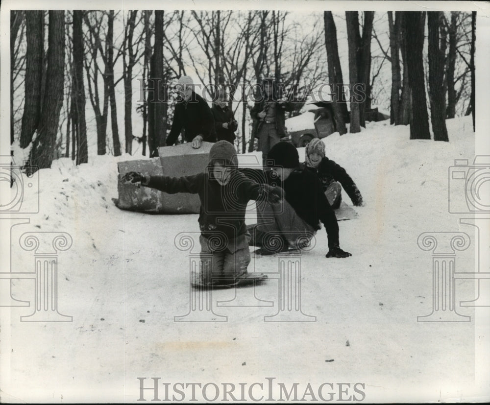 1972 Press Photo Children Sledding on Cardboard at Richland Center Hill- Historic Images