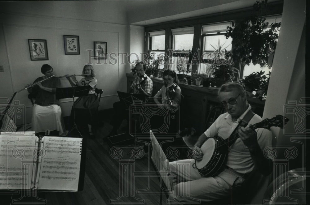 1989 Press Photo Members of musical group Ceol Cairde- Historic Images