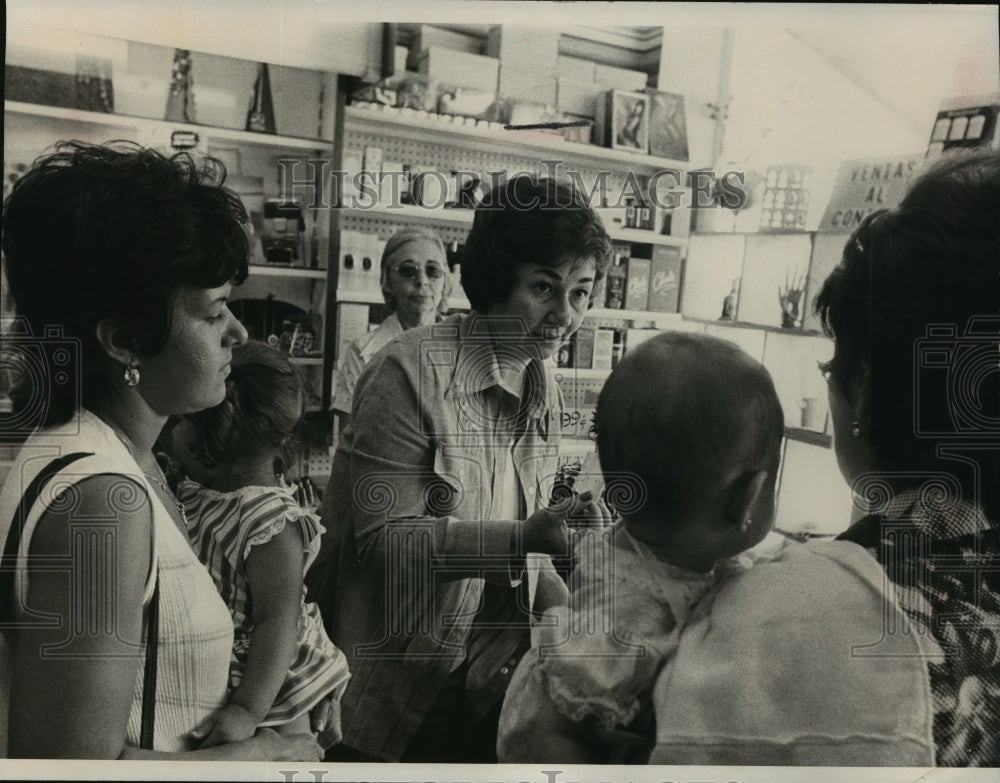 1975 Press Photo Juanita Castro, co-owner of pharmacy and notions store in Miami- Historic Images