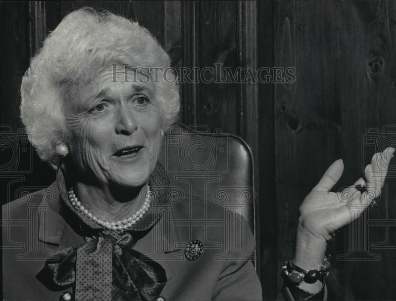 Load image into Gallery viewer, 1983 Press Photo Mrs. George, Barbara Bush, of Indiana, in Milwaukee Thursday.
