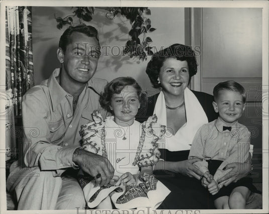 1951 Press Photo Alan Ladd, Actor and Producer, with Wife and Children- Historic Images
