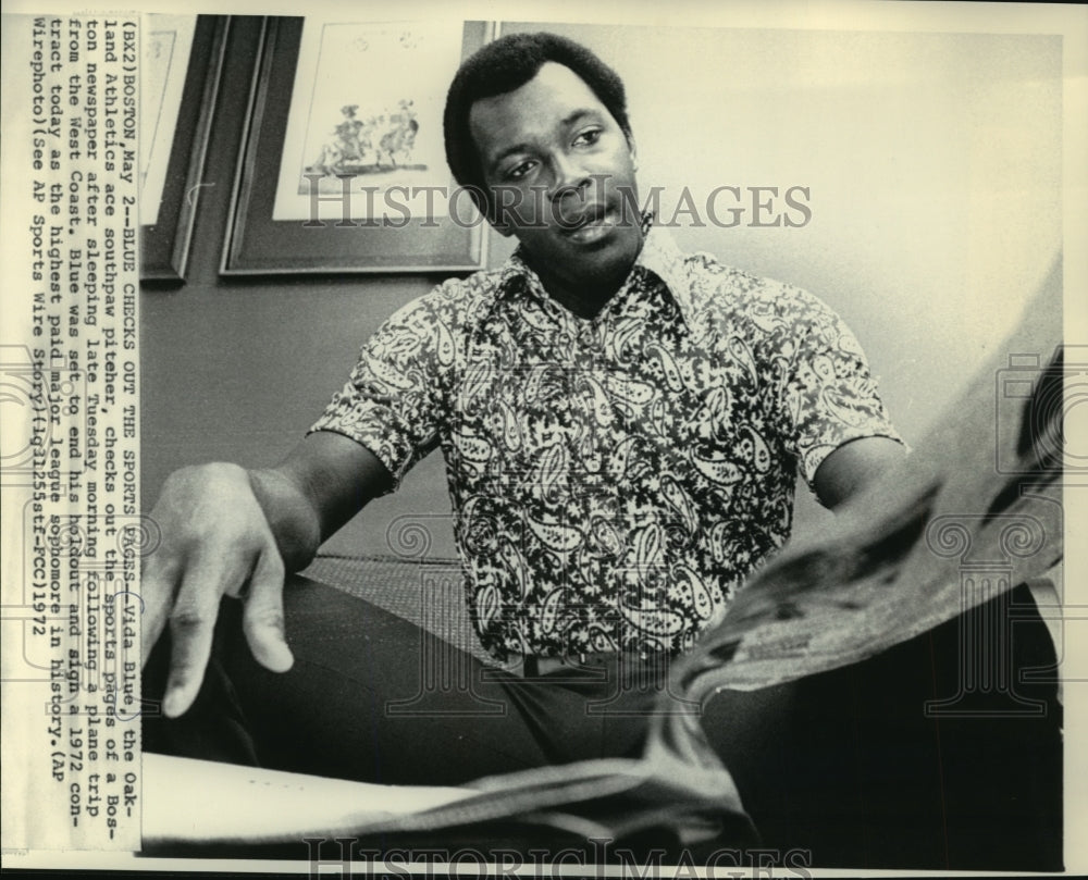 1972 Press Photo Vida Blue, Oakland Athletics Pitcher, Reads the Newspaper- Historic Images