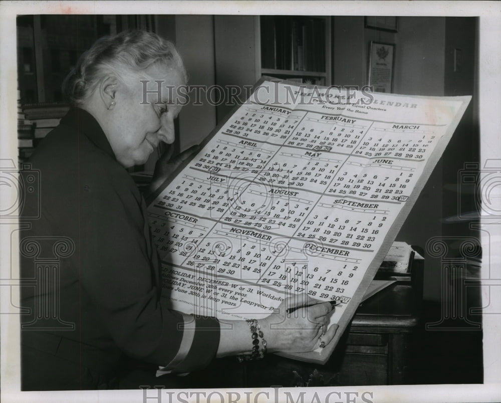 1955 Press Photo The President of The World Calendars, Miss Elizabeth Achelis- Historic Images