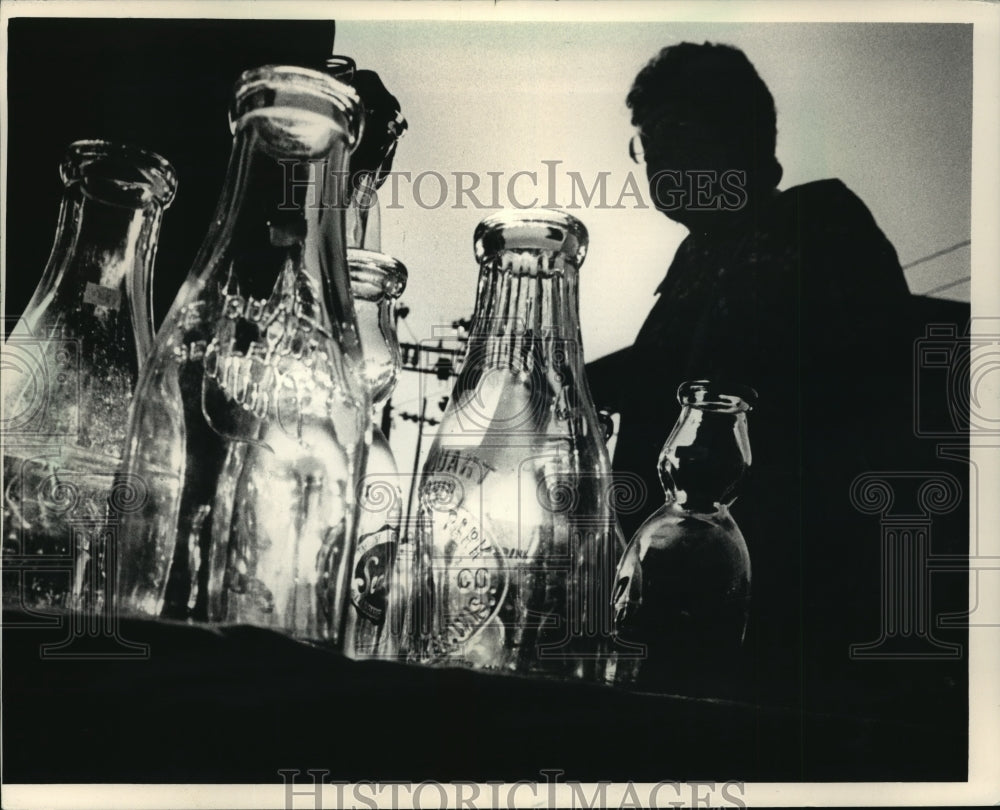 1986 Press Photo Woman Looks Over Bottles at Maxwell Street Days Cedarburg- Historic Images