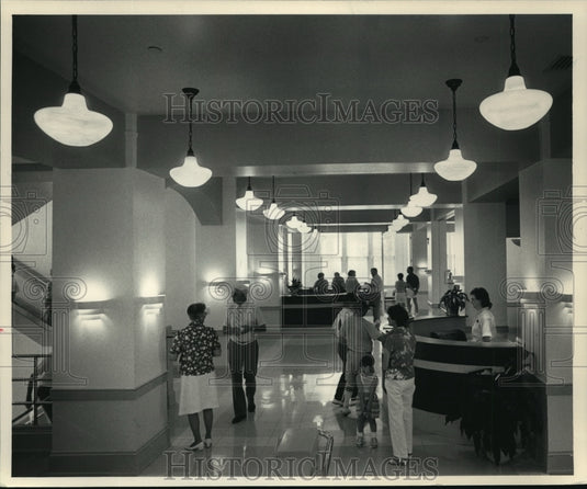 1987 Press Photo Visitors at new Cedarburg, Wisconsin City Hall - mja65488- Historic Images