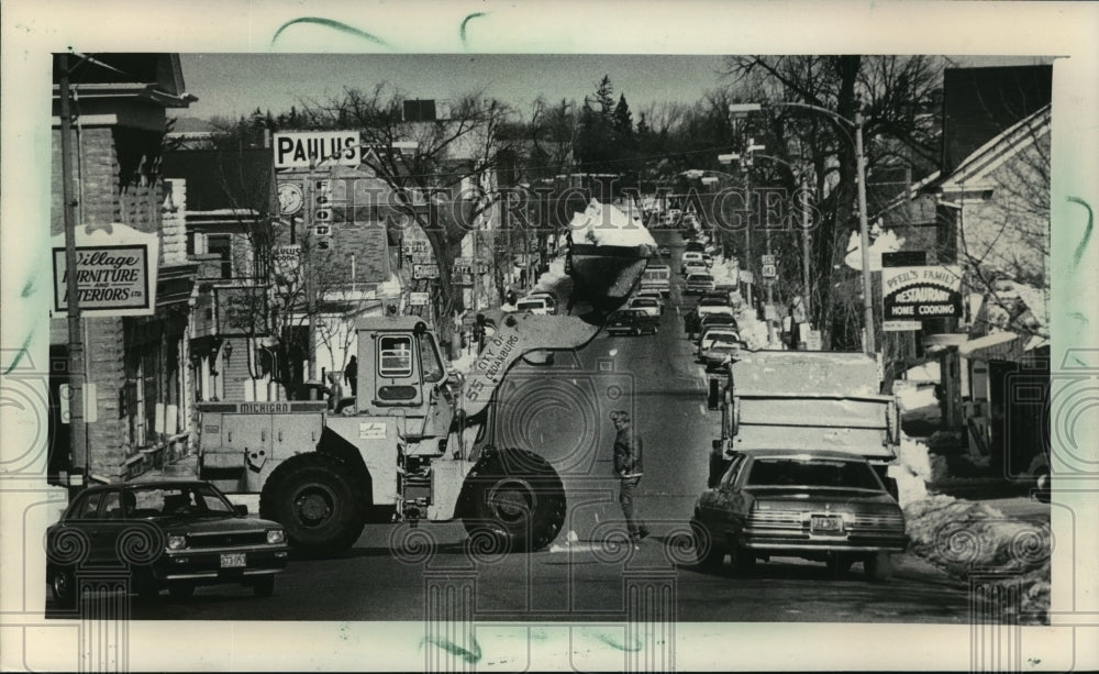 1985 Press Photo Front-End Loader Moves Snow in Cedarburg, Wisconsin- Historic Images