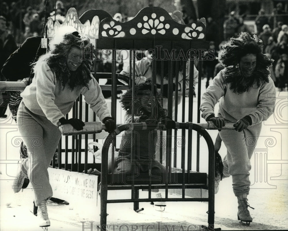 1992 Press Photo Gwen Kossel, Michelle Taylor &amp; Donna Taylor in Bed Race- Historic Images