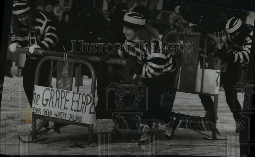 1995 Press Photo Members of Cedar Creek Winery Race Beds Cedarburg- Historic Images