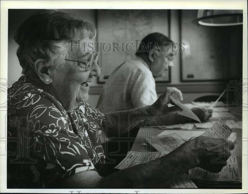 Load image into Gallery viewer, 1993 Press Photo Erna Burmeister, Dick Haynes Volunteer at Cedarburg City Hall
