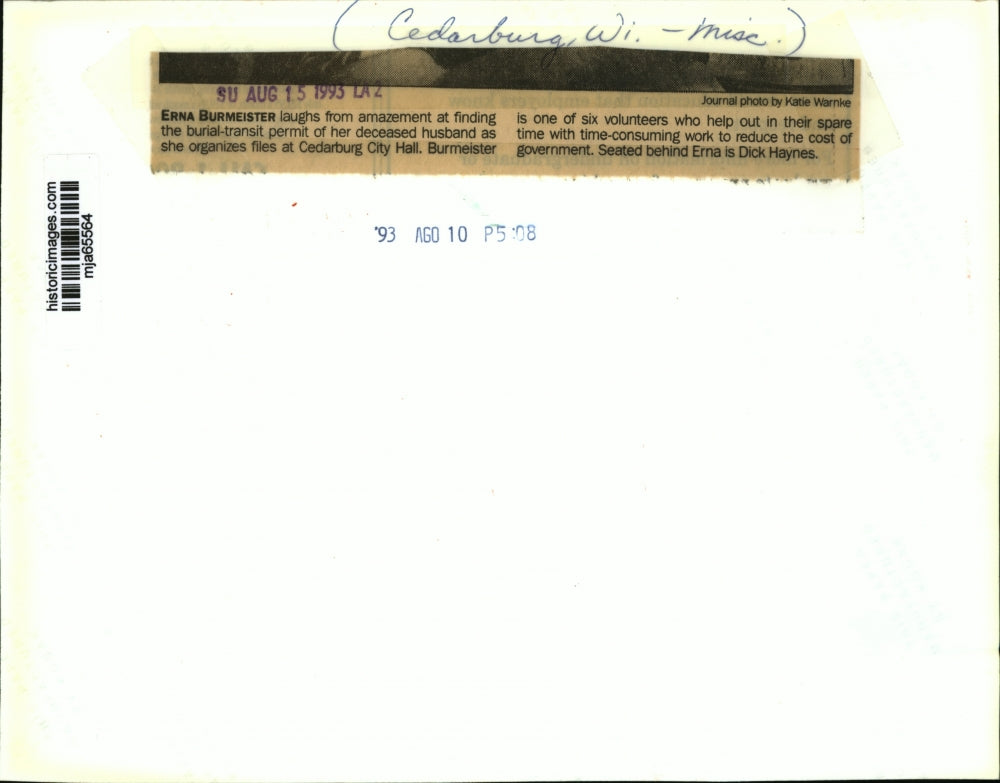 1993 Press Photo Erna Burmeister, Dick Haynes Volunteer at Cedarburg City Hall