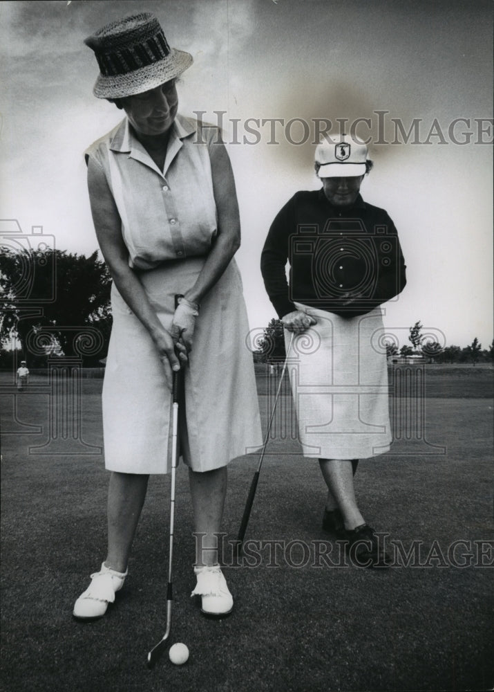 1963 Press Photo Norman Klug Receives Pointers from Patty Berg at Jaycee Open- Historic Images