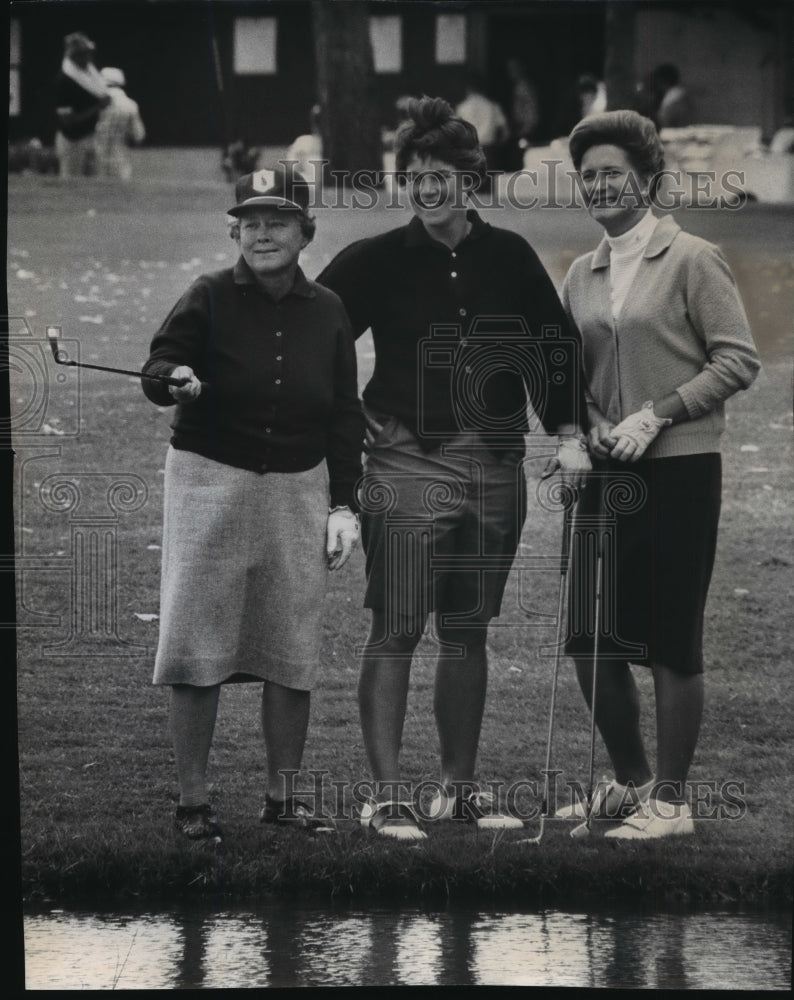 1966 Press Photo Veteran, Patty Berg, Golfing at Tuckaway Course in Milwaukee- Historic Images