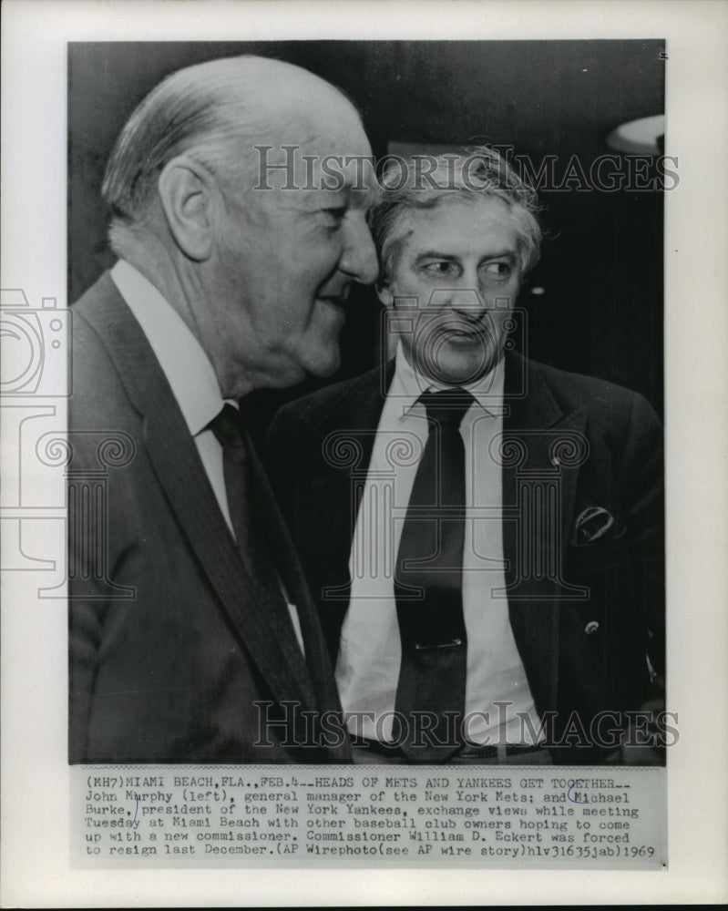 1969 Press Photo New York Yankees President Michael Burke Meets Mets Manager- Historic Images