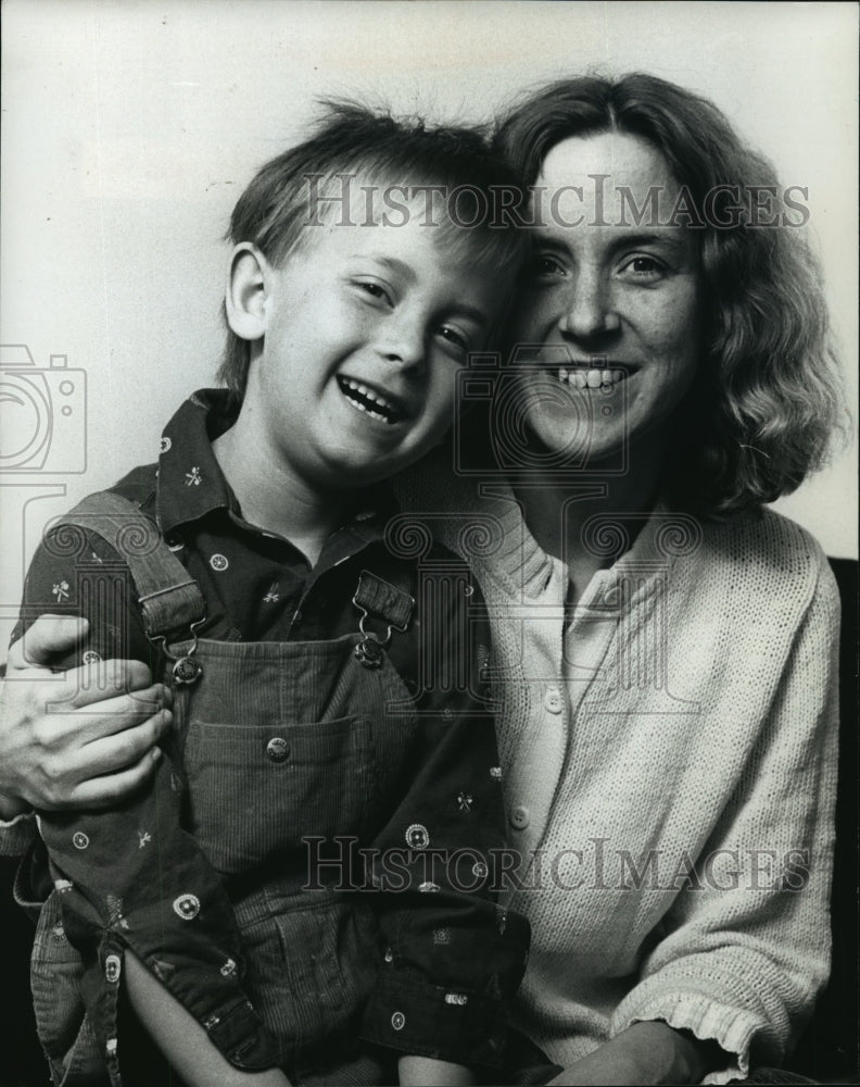 1990 Press Photo Karyn Brooks and Child, Christopher- Historic Images