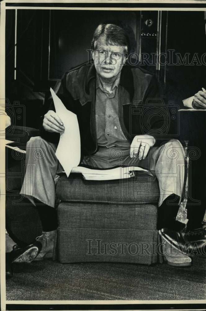 1976 Press Photo President Jimmy Carter Listening to Comments in Pond House- Historic Images