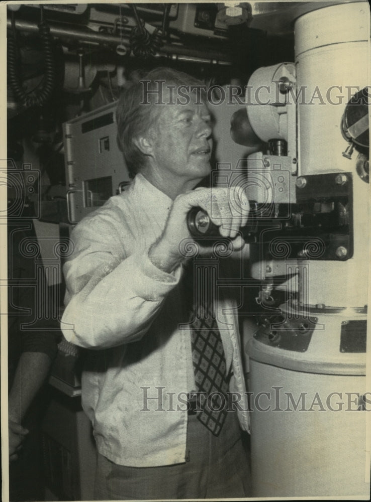 1977 Press Photo President Jimmy Carter Manning Periscope- Historic Images