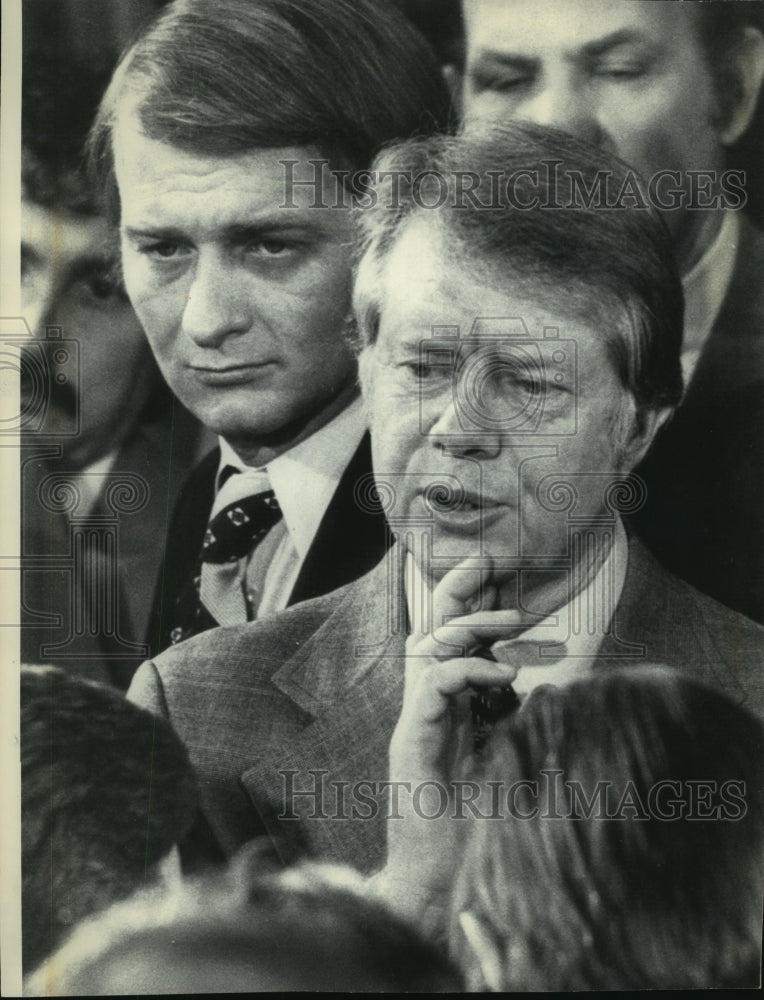 Load image into Gallery viewer, 1977 Press Photo President Carter at a Mini News Conference after TV Session
