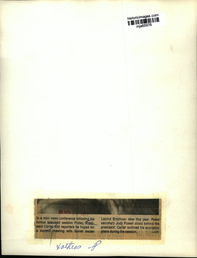 1977 Press Photo President Carter at a Mini News Conference after TV Session