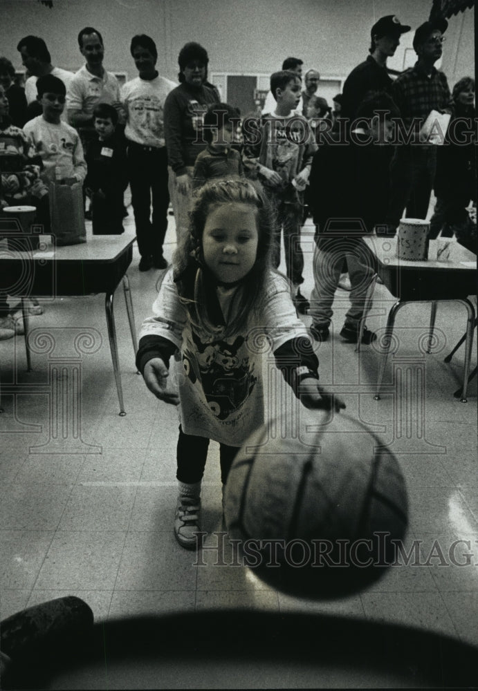 1993 Press Photo Elizabeth Kelly of Cedarburg scores a basket- Historic Images