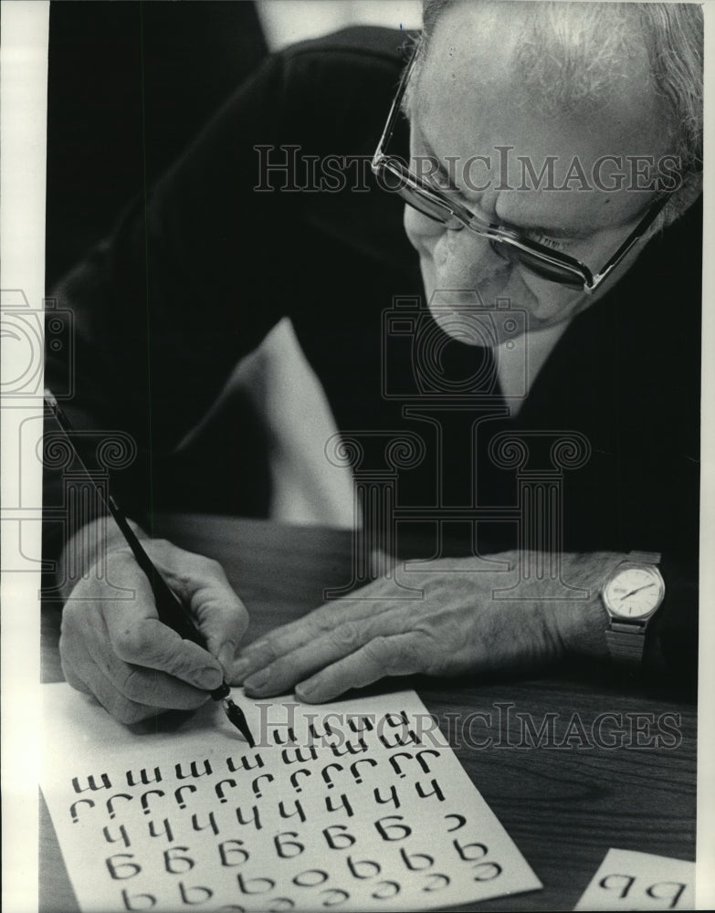 1984 Press Photo Nick Smarella at the Sixty-Plus Senior Center, Milwaukee- Historic Images