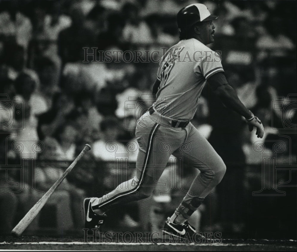 1990 Press Photo Toronto&#39;s George Bell Playing Baseball at County Stadium- Historic Images