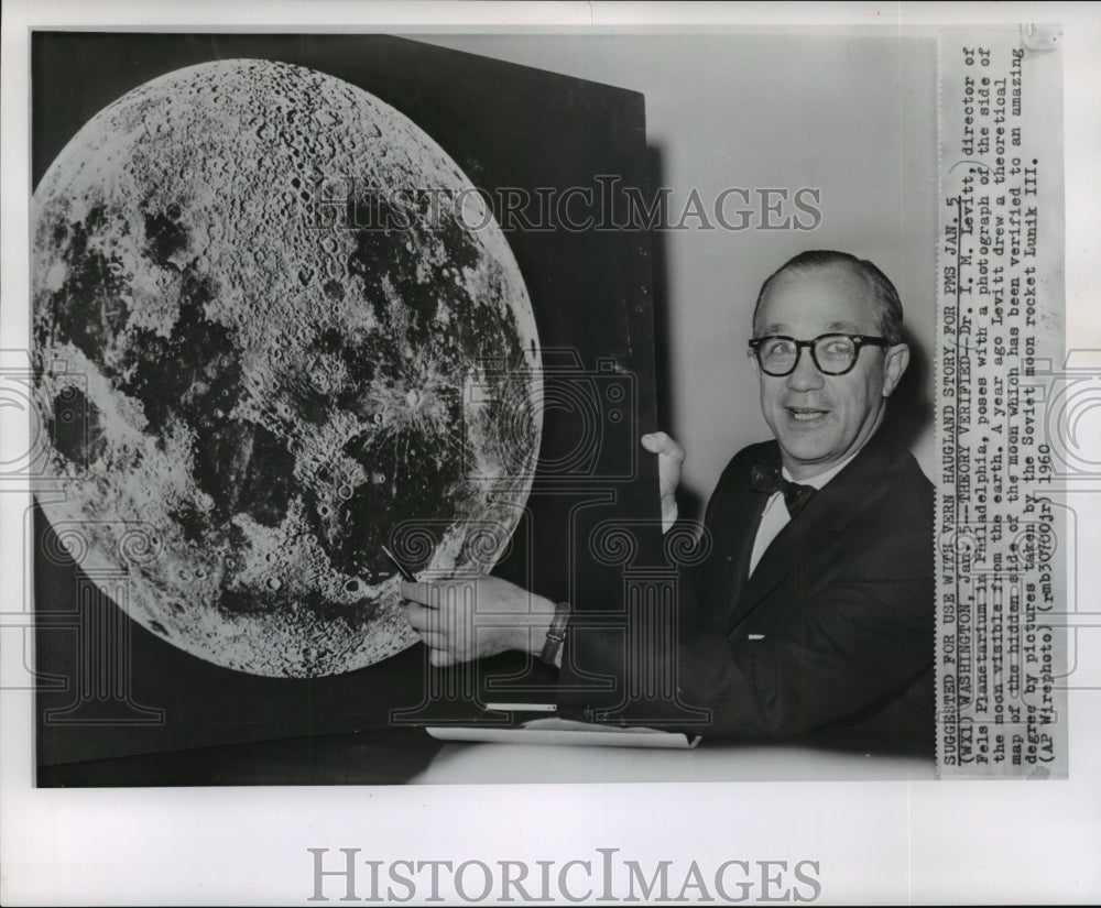 1960 Press Photo Washington, Dr. I.M. Levitt director at Philly Fels Planetarium- Historic Images