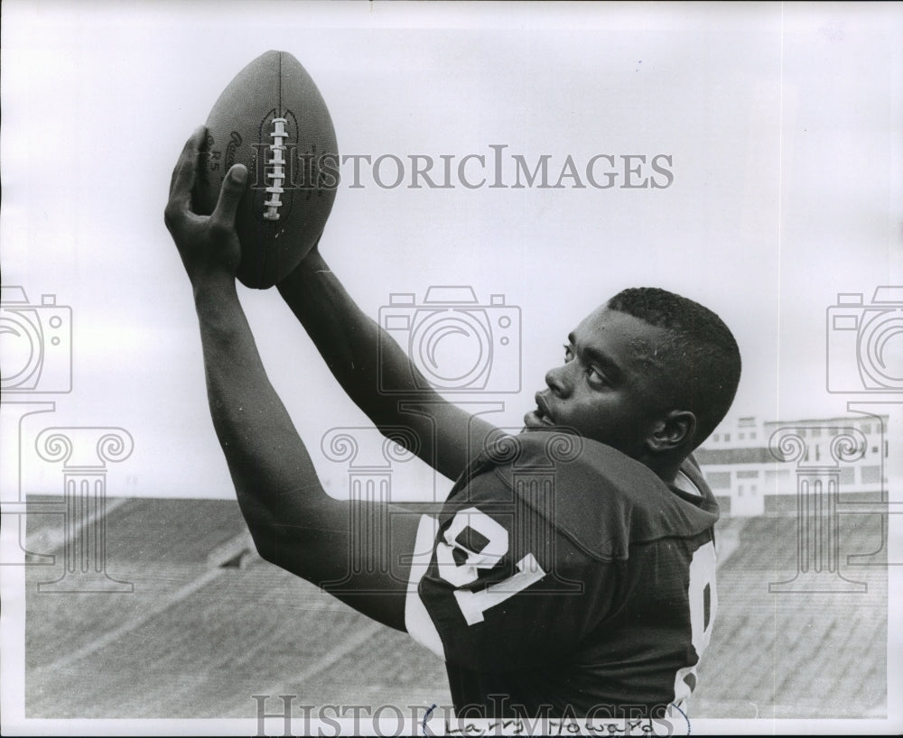 1961 Press Photo Larry Howard, catching a football- Historic Images