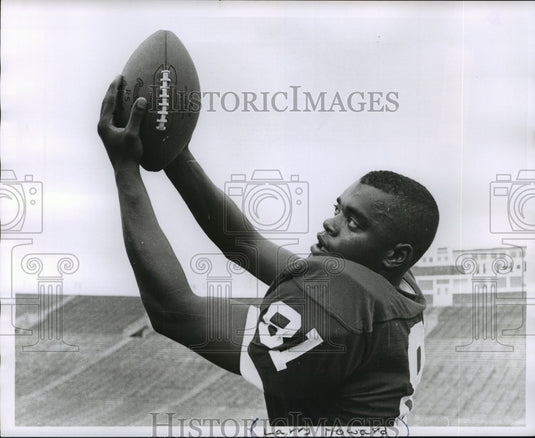 1961 Press Photo Larry Howard, catching a football- Historic Images