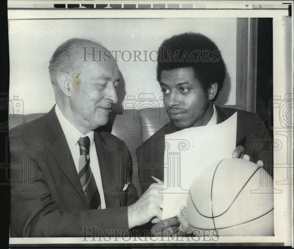 1971 Press Photo Marquette&#39;s Dean Meminger, with Ned Irish, of New York Knicks- Historic Images