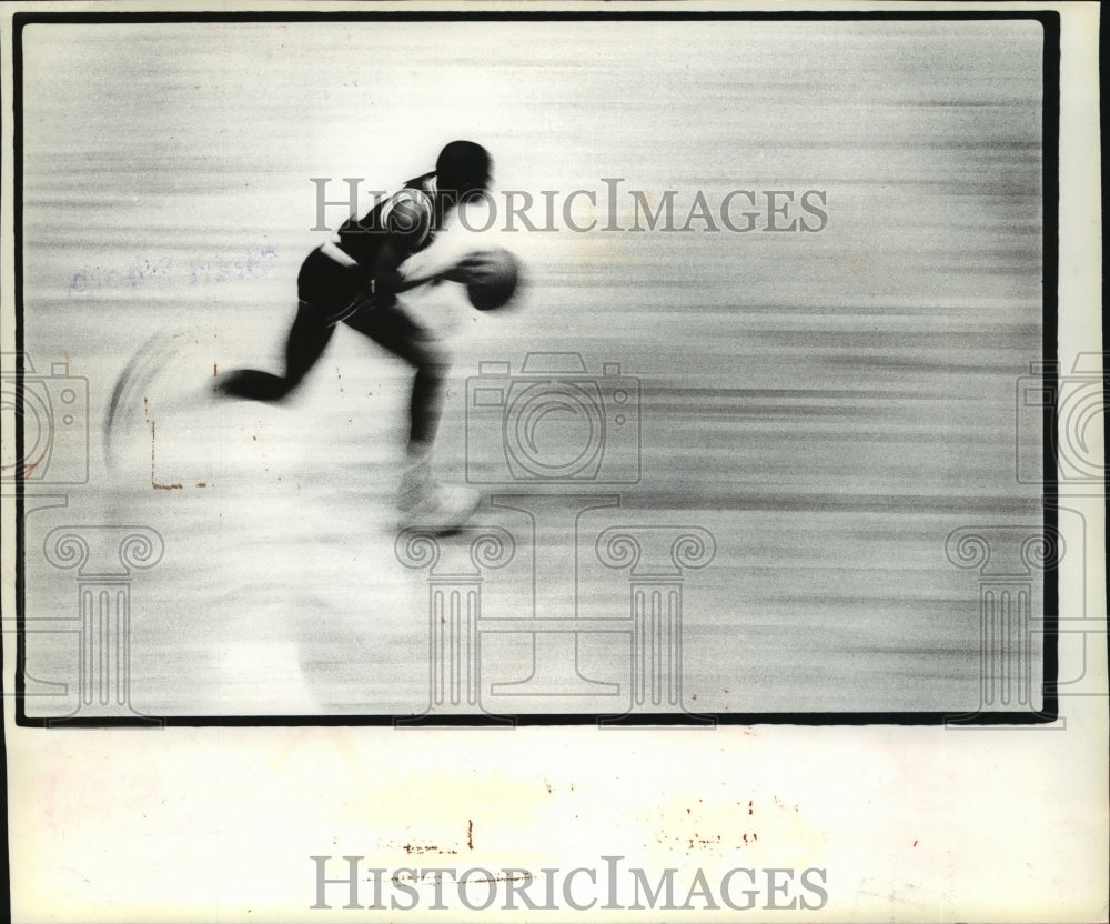 1982 Press Photo Derrick Johnson Moving Down Court at Madison Basketball Game- Historic Images