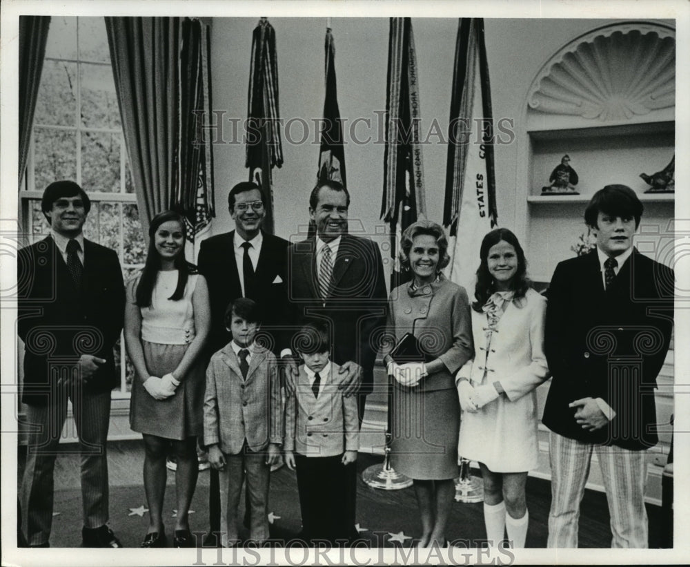 1971 Press Photo President Nixon, Jerris Leonard &amp; family at the White House- Historic Images