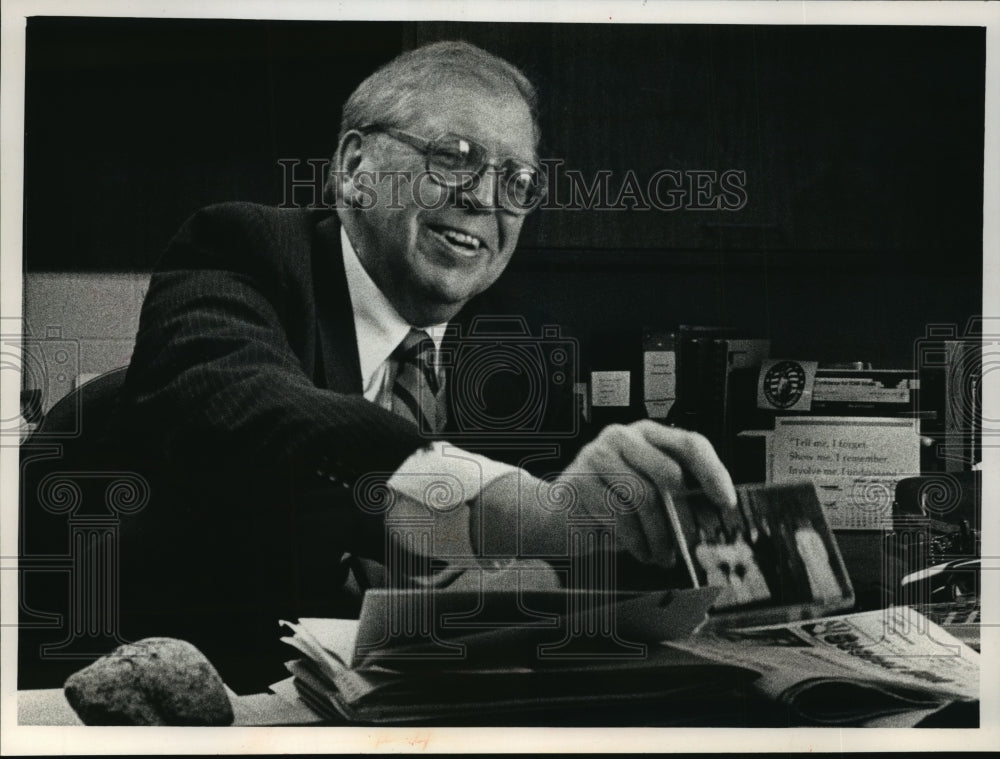 1988 Press Photo Hamilton School District principal, Ralph Lenz- Historic Images