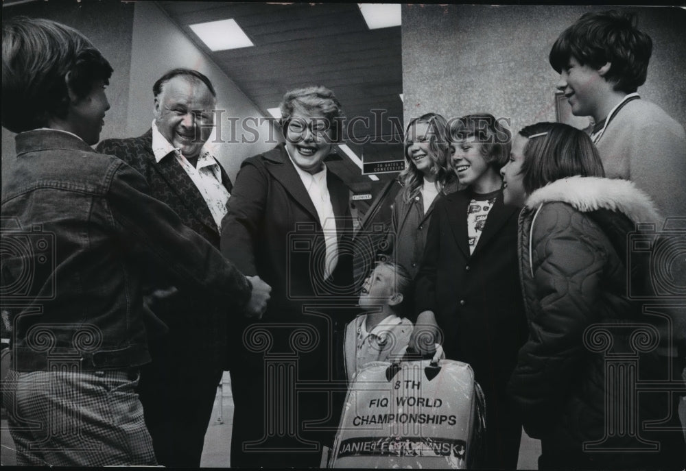 1975 Press Photo Janie Leszynski leaves for World Bowling Tournament - Historic Images