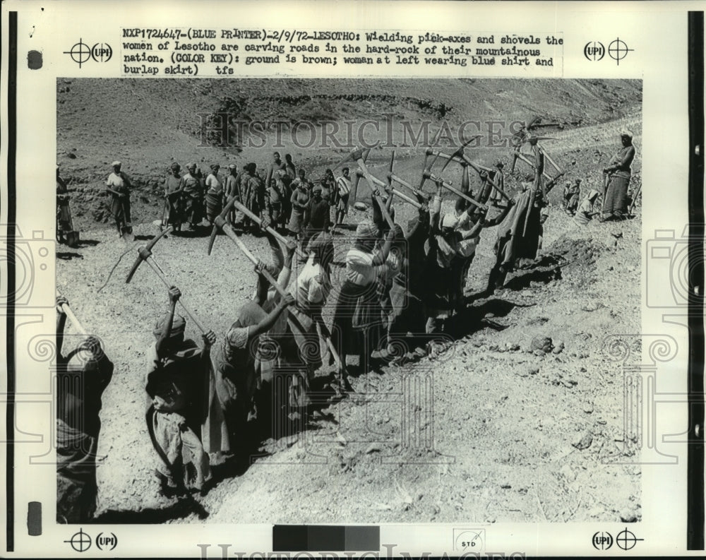 1972 Press Photo Wielding pick-axes &amp; shovels the women of Lesotho carve roads- Historic Images