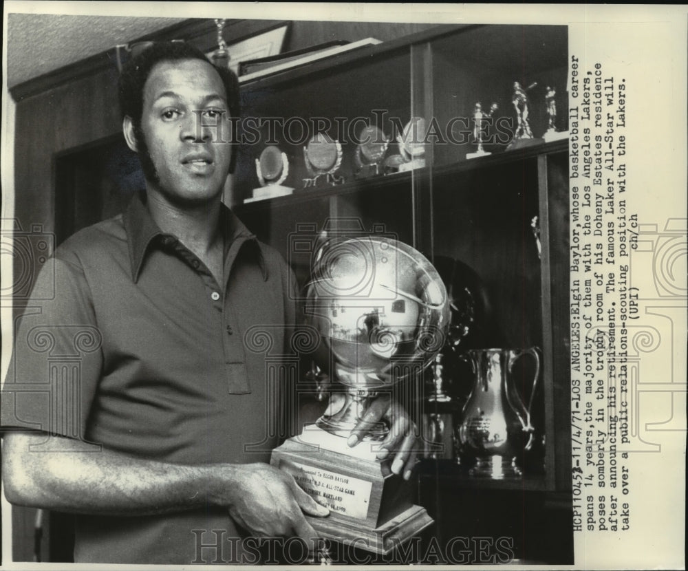 1971 Press Photo Elgin Baylor, former Los Angeles Laker in his trophy room - Historic Images