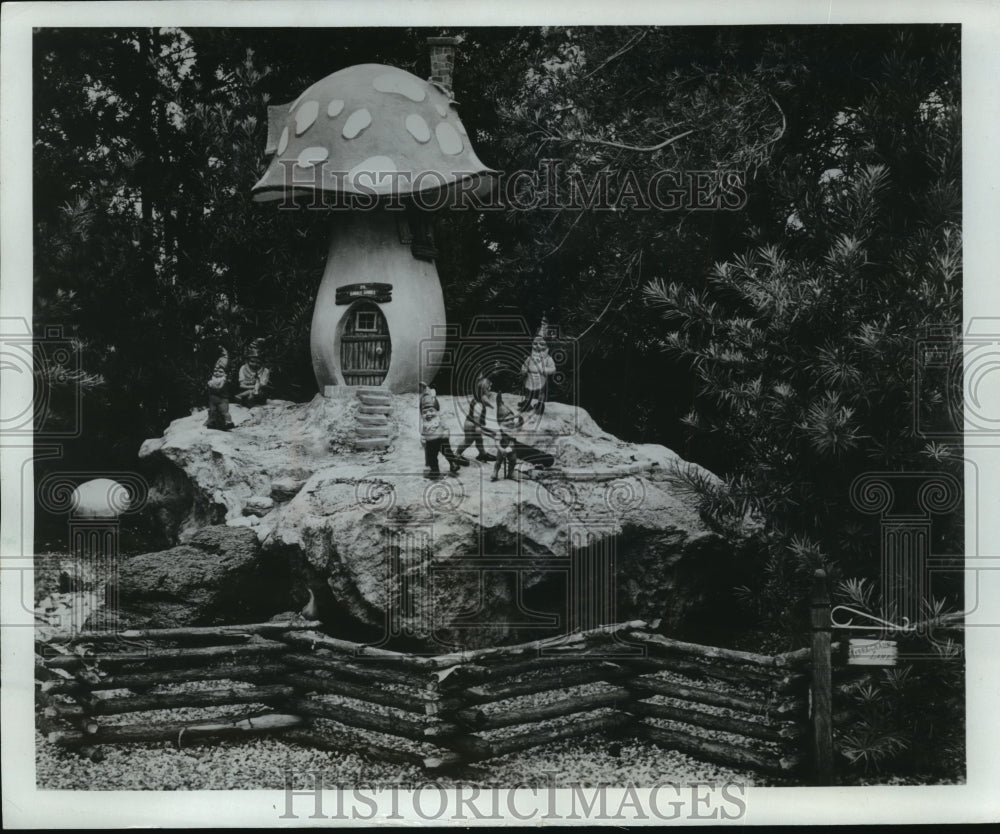 1969 Press Photo Mushroom house attraction at Busch Gardens in Tampa Florida- Historic Images