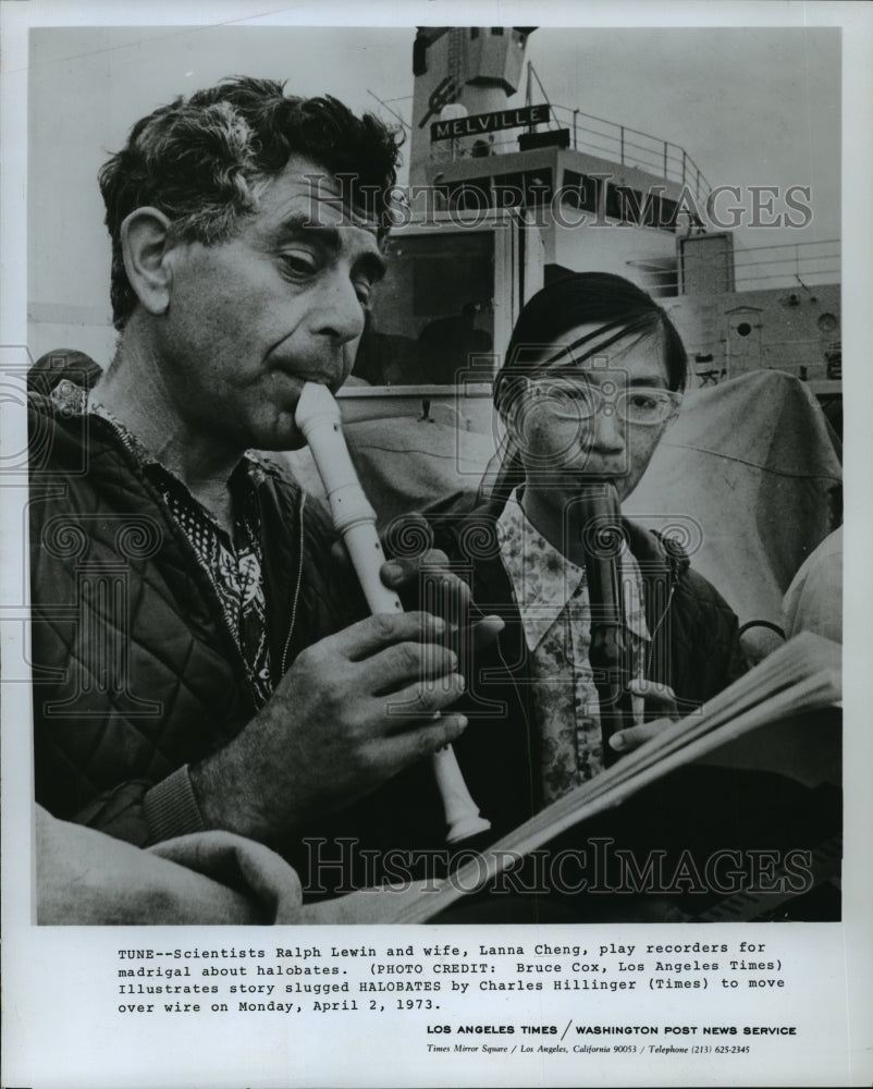 1973 Press Photo Scientists Ralph Lewin and Lanna Cheng play recorders - Historic Images