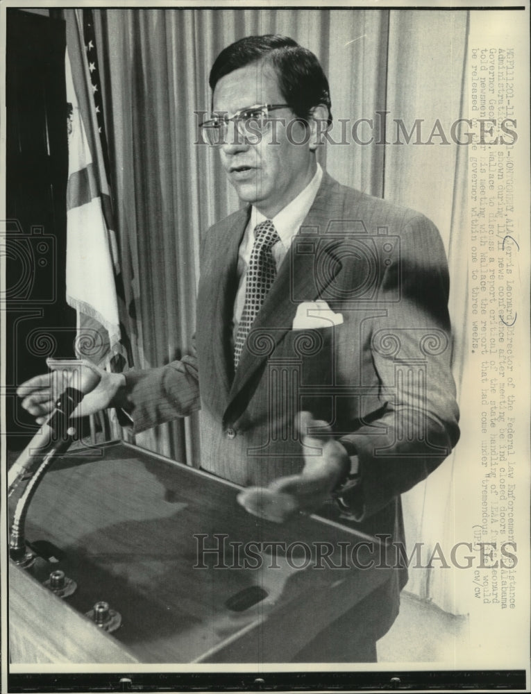 Load image into Gallery viewer, 1971 Press Photo Jerris Leonard Informing Newsman in Alabama - mja66827
